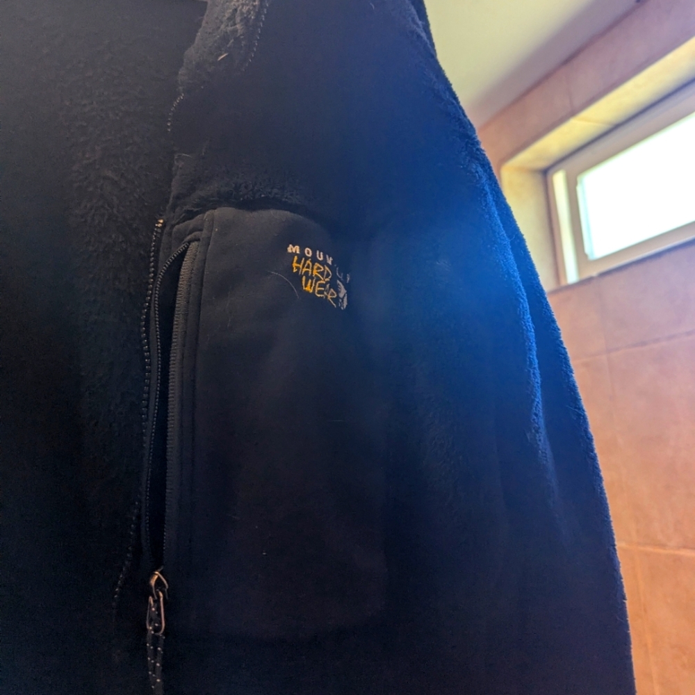Mountain Hardwear Black Fleece with Zippered Pocket (woman)